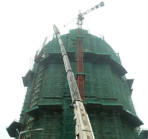 宁江吊车在工地上作业